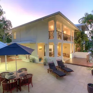  Holiday home Whispering Palms - Beachfront Australia